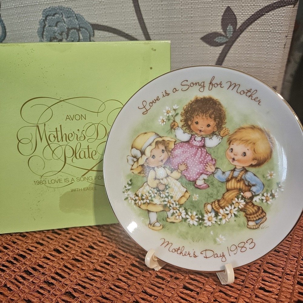 Avon 1983 Mothers Day‎ Decorative Plate "Love Is A Song" 5 Inches
